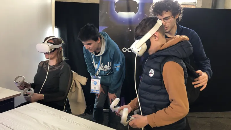 Stacy et Naïm découvrent le casque de réalité virtuelle à la Gamers Assembly.