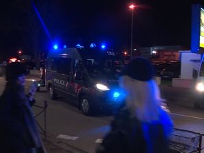 Un fourgon de police à Auxerre (Yonne), lors d'échauffourées entre supporters de l'AJA et de l'OM le 22 février 2025.