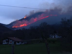 Les trois feux menaçaient 24 maisons et une usine d'eau.