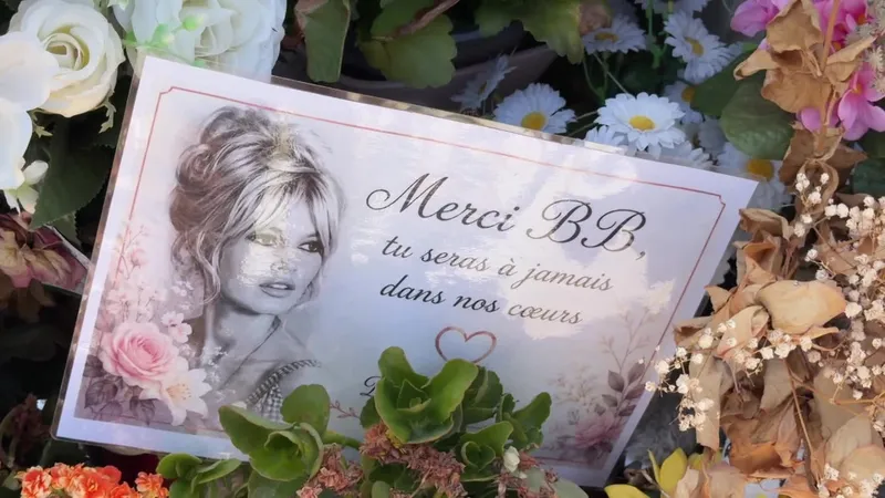 La tombe de Brigitte Bardot couverte de fleurs.