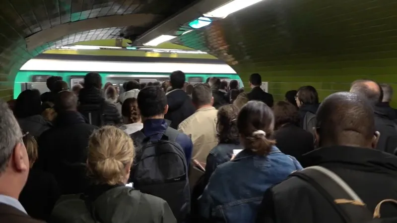 Les usagers sont aglutinés de l'entrée de la station jusqu'aux portes du métro