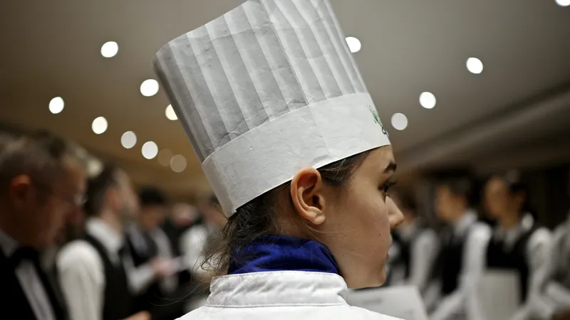 Dans une enquête publiée en 2022, la Banque centrale européenne constate que 43 % des achats en magasin ont été payés par carte, en France.