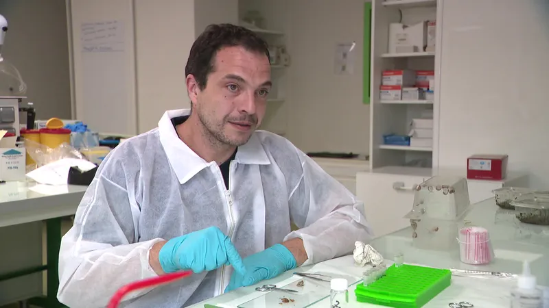 Maître de Conférence et enseignant chercheur en écotoxicologie, Frédéric Gimbert étudie la contamination des sols aux micro plastiques au laboratoire Chrono-Environnement de l'Université de Franche-Comté.