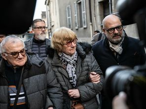 Jacqueline Jacob entourée de son époux et de l'un de ses avocats, le 24 octobre 2025 à Dijon (Côte-d'Or).