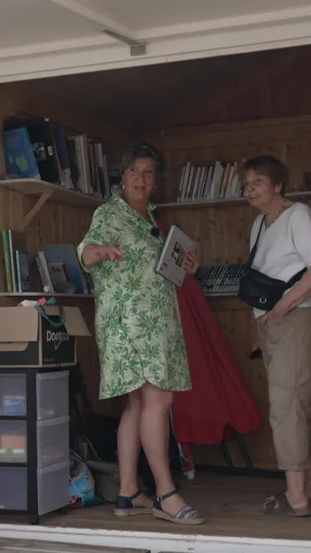 VIDÉO. "C'est la possibilité pour nous d'avoir un moment d'arrêt" : éphémère et conviviale, la cabine de lecture est de retour à Mers-les-Bains