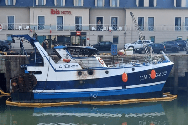 Le feu à bord de L'en-ma a nécessité l'intervention de 49 pompiers.