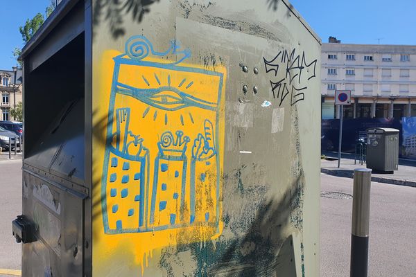 Des escargots dessinés au feutre ont fait leur apparition sur les murs de Reims en début d'année 2022. L'auteur n'a toujours pas été identifié.