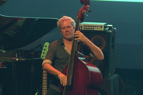Kyle Eastwood est musicien de jazz : il interprète les musiques des plus grands films de son père avec son quintet en tournée en France. 