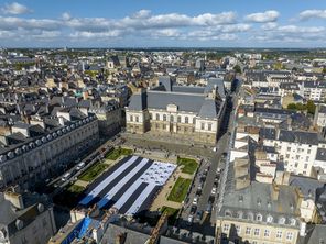 Un drapeau de 1400 m² devant le Parlement de Bretagne à Rennes (samedi 8 octobre)