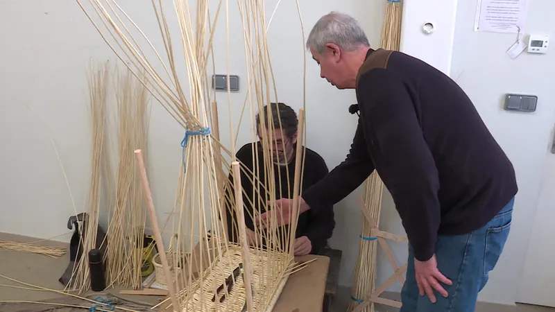 David Moreau assure vouloir continuer d'apprendre auprès de "maîtres", comme sur cette photo, où il reçoit les conseils de Jean-Marc Blanchard, élu meilleur ouvrier de France en 2018.