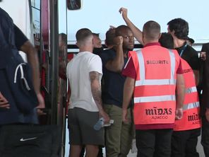 Un attroupement autour du bus sochalien après le match de samedi 11 septembre. La sécurité est présente.