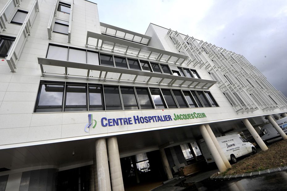 Un jeune pompier victime d'un coup de couteau alors qu'il venait de transporter une victime aux urgences de l'hôpital