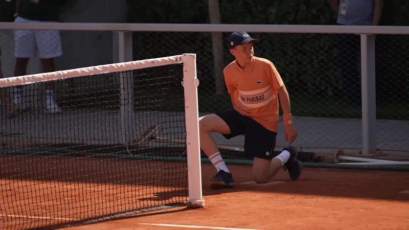 Louis Lesueur vit un rêve éveillé, ramasseur de balles au prestigieux tournoi de Roland Garros