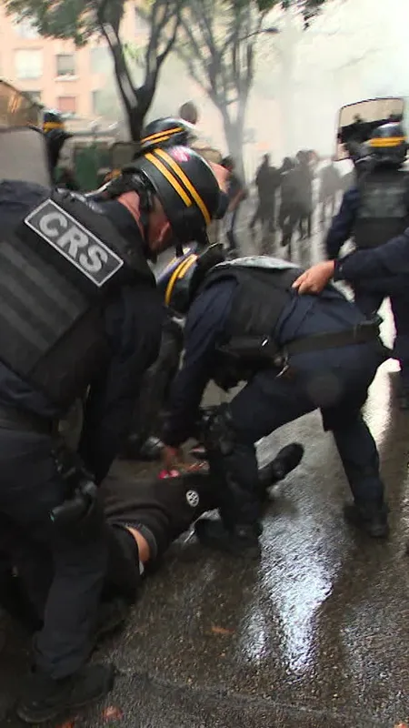 "On les traite comme des animaux": une avocate du collectif Action judiciaire au secours des lycéens interpellés