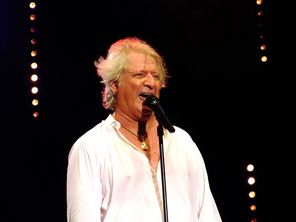 La femme soupçonnée d’avoir pratiqué une fellation à Patrick Sébastien sur scène lors d’un concert dans un camping naturiste du Cap d’Agde (Hérault) en juillet 2025 est également visée par une enquête pour exhibition sexuelle.