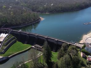 Le barrage de Pont-et-Massène (Côte-d'Or) est l'un des six barrages de l'Auxois.