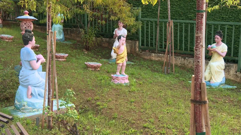 Quatre lieux représentatifs de la vie de Bouddha sont représentés dans le jardin.