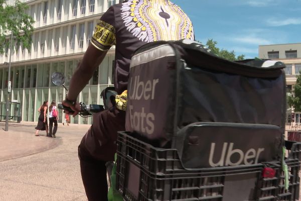 Une vingtaine de livreurs sans-papiers ont vu leurs dossiers pour obtenir un titre de séjour être refusés par la préfecture de la Vienne.