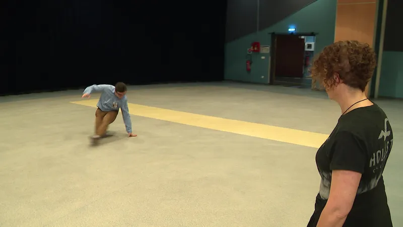 Loïc danse sous les yeux de sa mère 