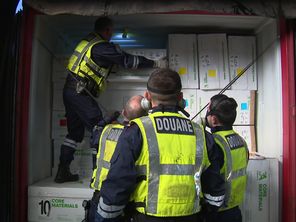 348kg de cocaïne ont été saisies fin décembre 2025 au port du Havre (Seine-Maritime), et trois malfaiteurs ont été mis en examen et placés en détention provisoire.