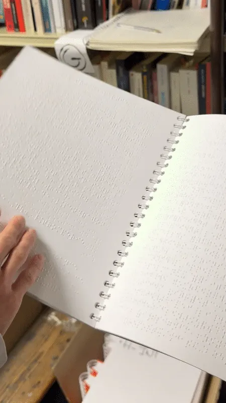 VIDÉO. "On perd entre 700€ et 900€ par livre", le combat quotidien du Centre de Transcription en Braille pour rendre la littérature accessible aux malvoyants