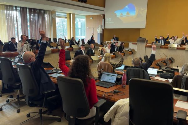Lundi 24 février 2025, les élus départementaux d'Ille-et-Vilaine réunis en session extraordinaire pour voter l'augmentation du taux de droit commun des droits de mutation à titre onéreux, pour une durée de trois années.