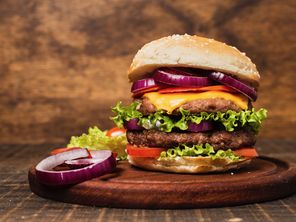 Les élèves vont devoir réaliser une recette de burger gastronomique 100% fait maison et avec un produit bourguignon. 