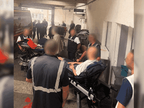 Les sapeurs-pompiers ont dû patienter pendant des heures devant les urgences de Lens, lundi 17 août.