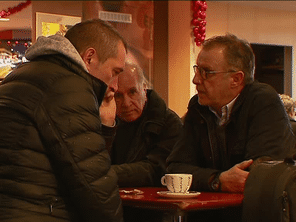 Les visages des responsables du club sont très marqués.