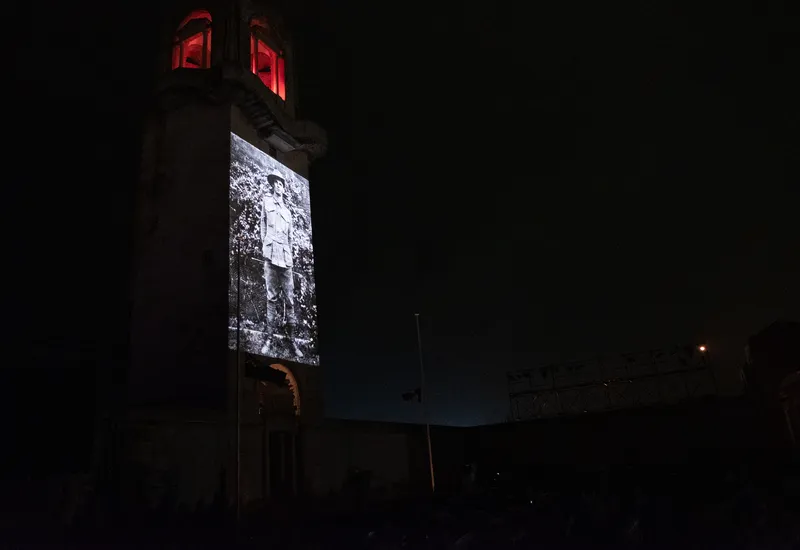 Les portraits de quelques soldats australiens tombés au front défilent sur la Tour du Souvenir.