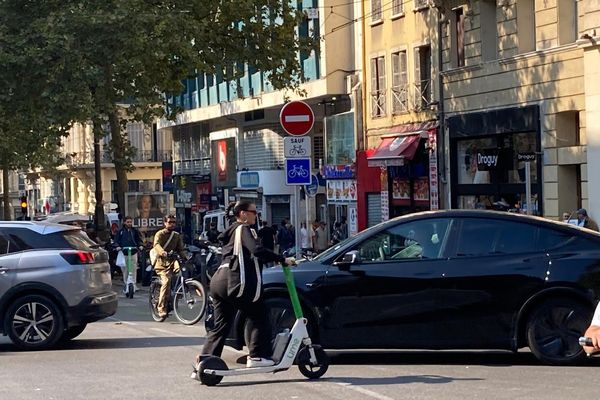 À Marseille, la difficile cohabitation en ville des piétons, des vélos, des trottinettes et des automobilistes attise l'agressivité sur la route et les comportements violents.