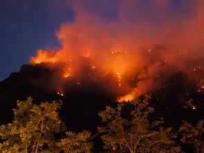 Les flammes faisaient encore rage ce lundi soir dans le massif du Bois-Noir, malgré l'intervention de 60 sapeurs-pompiers.