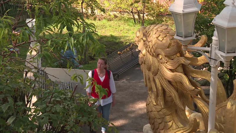 Muriel s'offre une pause loin de la clameur de la ville.