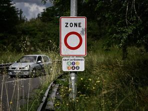 La suppression des zones à faible émission a été votée lors de l'adoption du projet de loi sur la simplification des entreprises ce mardi 17 juin 2025 à l'Assemblée nationale.