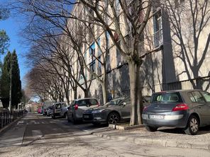 Dans le quartier de Pissevin à Nîmes des voitures garées sur un trottoir