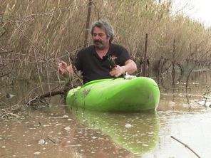 Un viticulteur a utilisé un kayak pour tailler une vigne inondée d’environ 80 centimètres d’eau à Ornaisons, dans l’Aude, après les fortes pluies des dernières semaines.