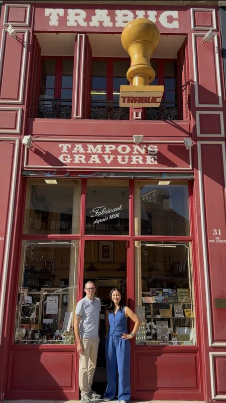 "C'est un métier qu'on n' apprend pas à l'école" : dans cette boutique hors du temps, on réalise tampons et gravure