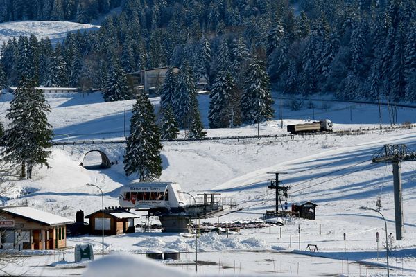 <p>Les remontées mécaniques sont à l'arrêt sur la station des Rousses (Jura). Le préfet du Jura a également interdit par arrêté l'accès au parking des Dappes situé en France et qui dessert les remontées mécaniques suisses montant à La Dole.&nbsp;</p>
