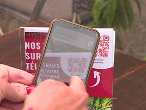 Il suffit de scanner un QR code avec son téléphone pour que la carte du restaurant y apparaisse. 