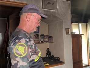 Jean-Marc constate les dégâts de l'incendie dans sa maison.
