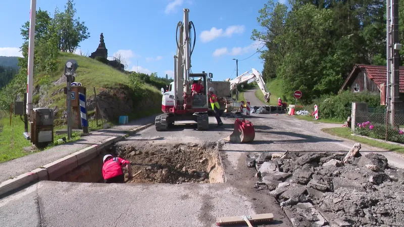 On ne passe plus, les engins remplacent des canalisations qui se trouvent sous la RN57.