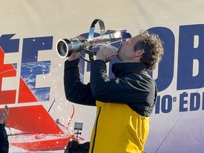 Charlie Dalin soulève son trophée après sa victoire sur le Vendée Globe en 2024.