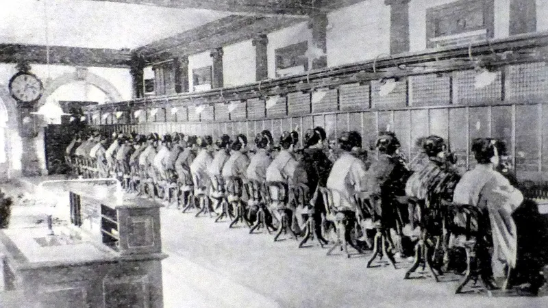 Opératrices téléphoniques japonaises en 1902.