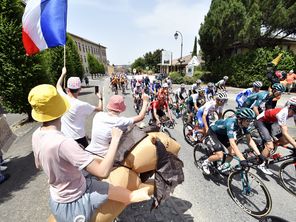 Malgré la chaleur, de nombreux spectateurs se pressent sur les bords de la route.