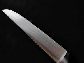 Un jeune homme a été présenté à la justice après avoir sorti un couteau lors d'une bagarre avec un lycéen.