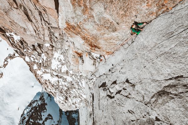 L'alpiniste Benjamin Védrines en pleine ascension sur la voie Base, itinéraire ultra technique des Drus, en Haute-Savoie.