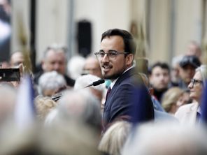 A Cagnes-sur-Mer, le maire Rassemblement National Bryan Masson a mis en place un couvre-feu pour les moins de 15 ans non accompagnés. Celui-ci restera en place jusqu'au 31 octobre.