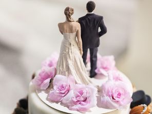 Un gâteau de mariage - image d'illustration