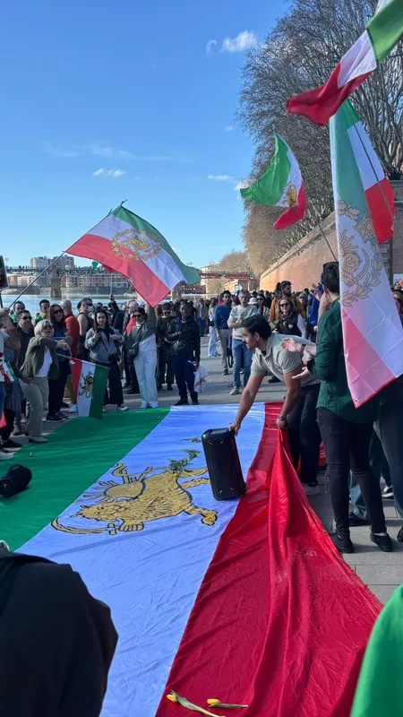 VIDÉO. “Khamenei est mort, vive l’Iran !”, la diaspora iranienne célèbre la fin d'un tyran et leur espoir d’un nouveau régime