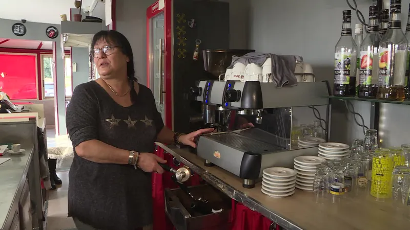 Martine Goujon, propriétaire de la station-service, gère aussi un restaurant situé juste à côté.